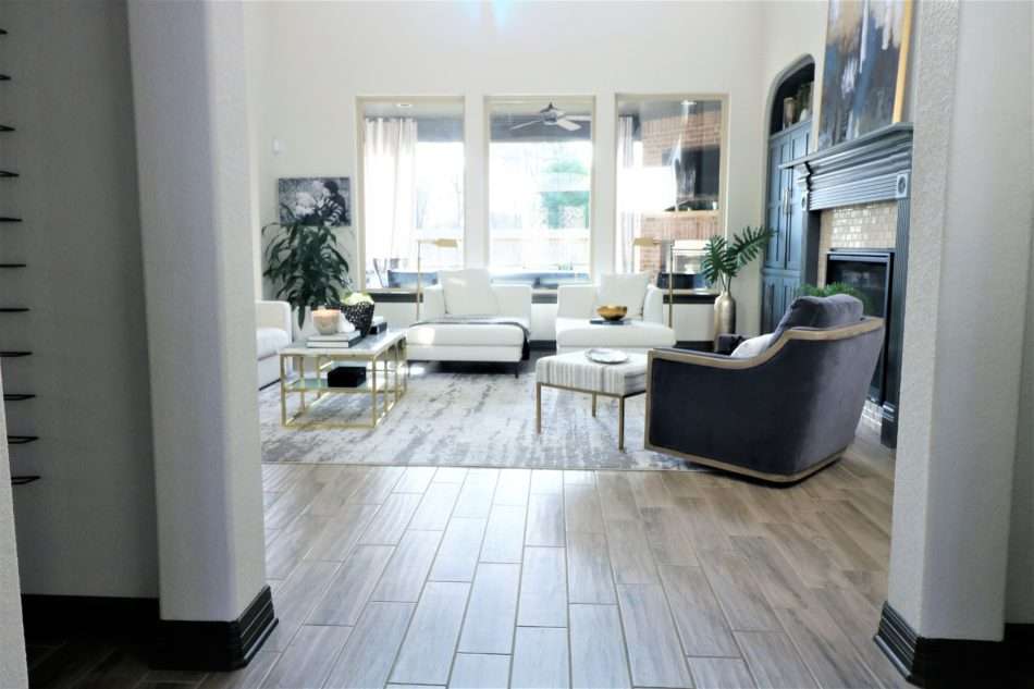 patio decor, spring patio decor, spring patio 2019, patio decor, spring patio, spring decor, spring home decor, how to decorate for spring, steps to staging for spring, spring decoration, decorating for spring, spring style, spring home tour, spring home decor, spring home, black and white pillows, black and white living room, chic living room, spring 2019 home decor