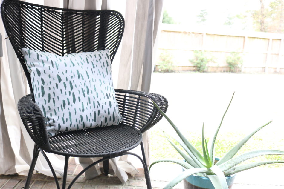 patio decor, spring patio decor, spring patio 2019, patio decor, spring patio, spring decor, spring home decor, how to decorate for spring, steps to staging for spring, spring decoration, decorating for spring, spring style, spring home tour, spring home decor, spring home, black and white pillows, black and white living room, chic living room, spring 2019 home decor