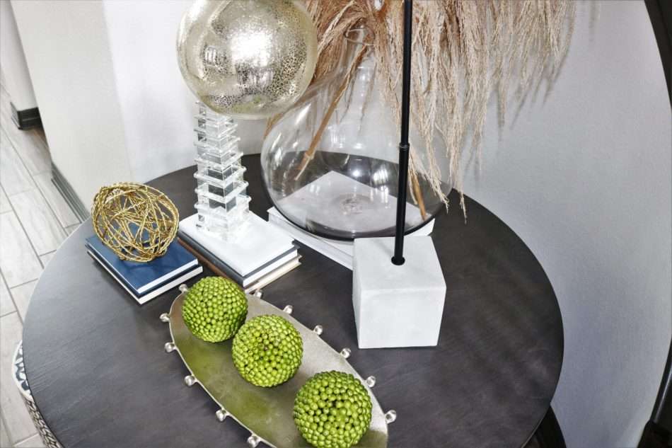 MRI, MRI home, Houston Interior Designer, Home Décor, Home Décor Influencer, Houston Interior Design, Foyer, Foyer Refresh, Foyer Table, Entry Design, Entry Table, Entry wall art, Foyer Wall art, entry décor, foyer décor, simple foyer design, gallery wall, dining table, navy sofa, minimalist design, modern dining table, interior designer tips